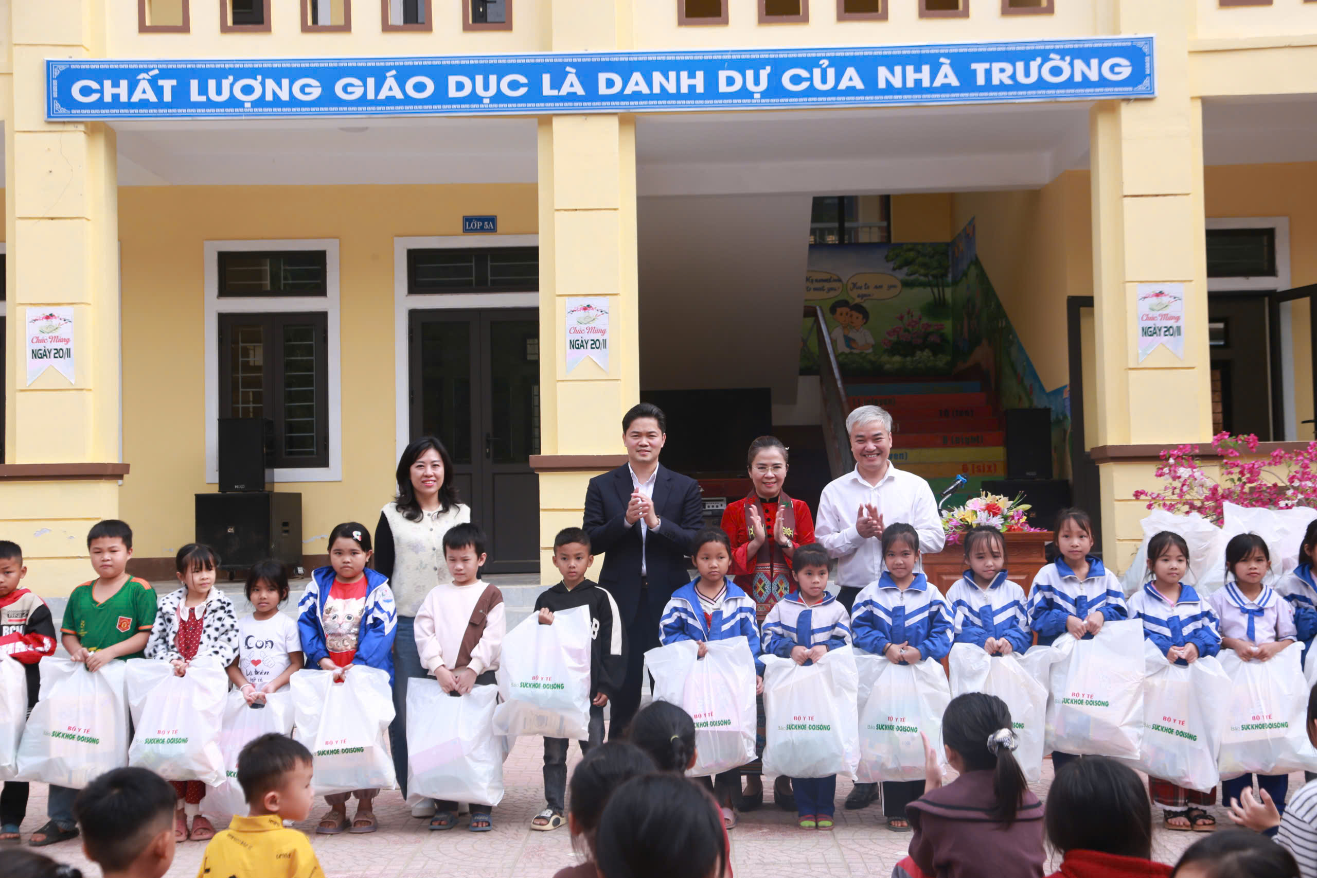 Hình ảnh bác sĩ khám sức khỏe miễn phí cho người dân Nghệ An trong "Tết ấm vùng cao 2026"- Ảnh 15. Hình ảnh bác sĩ khám sức khỏe miễn phí cho người dân Nghệ An trong "Tết ấm vùng cao 2026"- Ảnh 15.