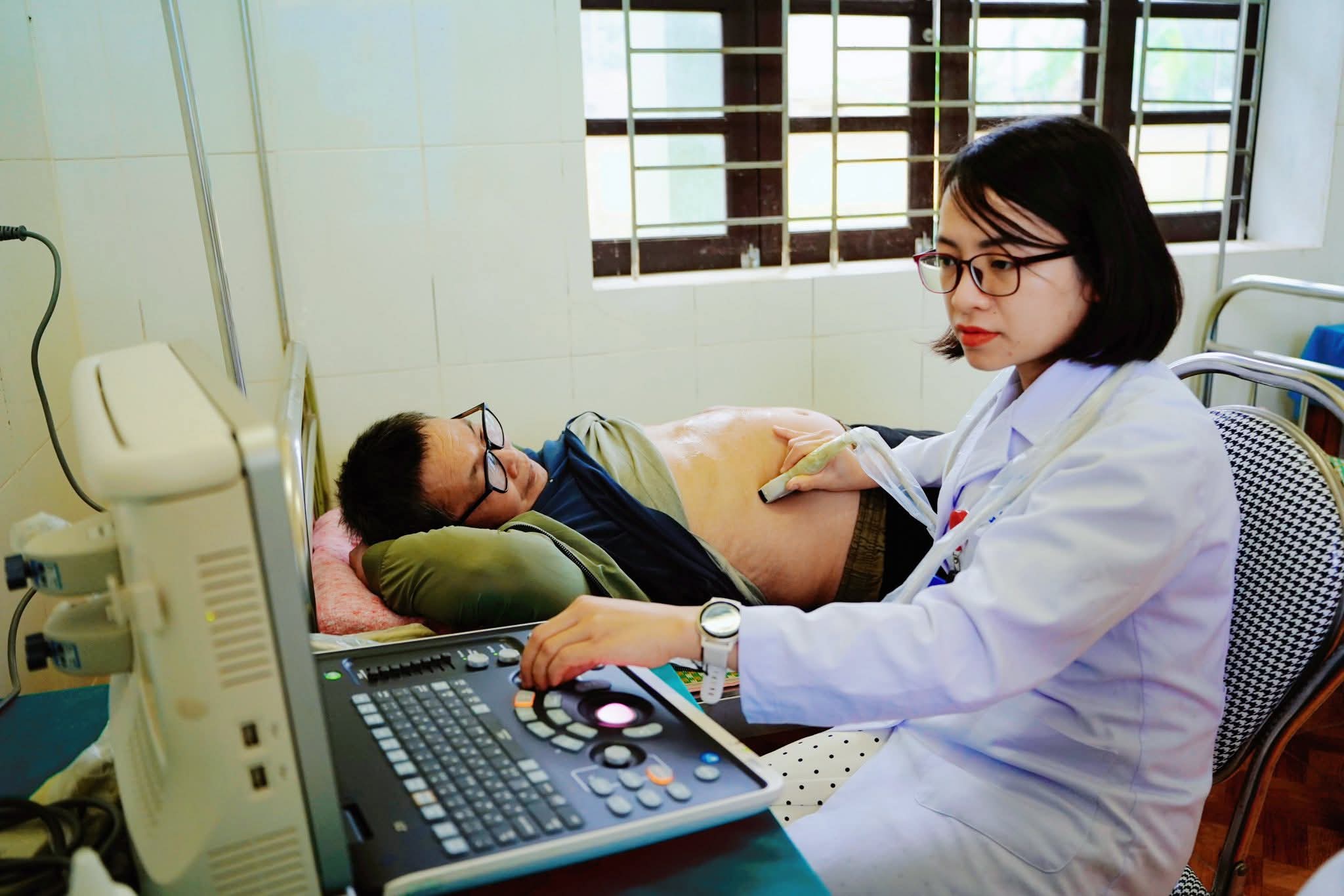 Hình ảnh bác sĩ khám sức khỏe miễn phí cho người dân Nghệ An trong "Tết ấm vùng cao 2026"- Ảnh 9. Hình ảnh bác sĩ khám sức khỏe miễn phí cho người dân Nghệ An trong "Tết ấm vùng cao 2026"- Ảnh 9.