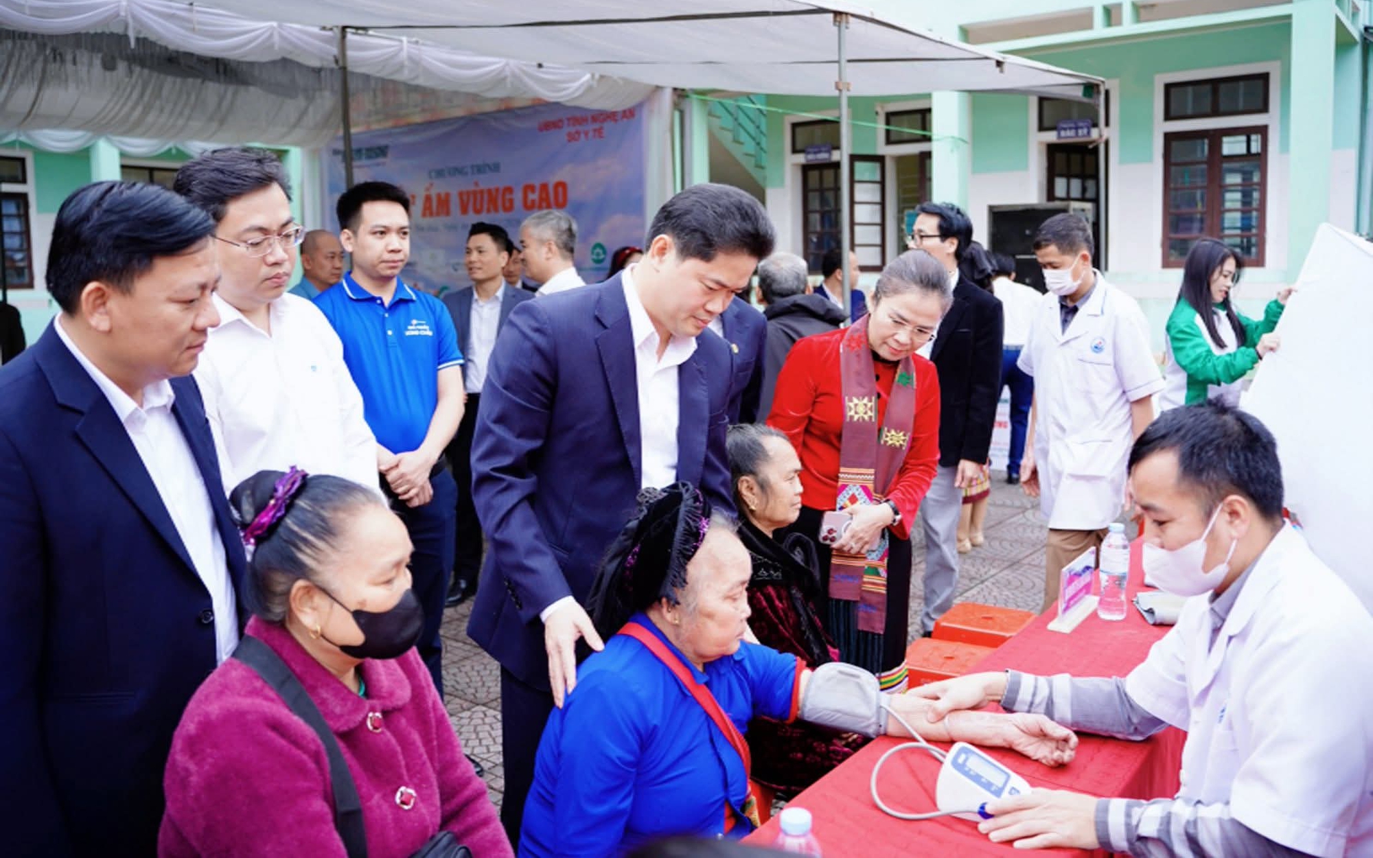 Hình ảnh bác sĩ khám sức khỏe miễn phí cho người dân Nghệ An trong "Tết ấm vùng cao 2026"- Ảnh 16. Hình ảnh bác sĩ khám sức khỏe miễn phí cho người dân Nghệ An trong "Tết ấm vùng cao 2026"- Ảnh 16.