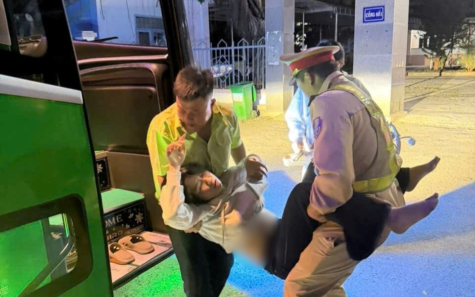 Đau quặn bụng trên xe giữa đường tắc kín, bệnh nhân được CSGT ứng cứu- Ảnh 3.