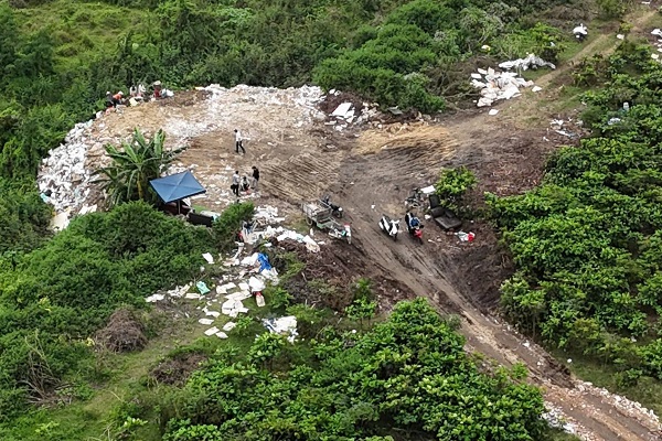 Gần 450 tấn chất thải bị chôn lấp trái phép ven sông Hòa Xuân- Ảnh 2.