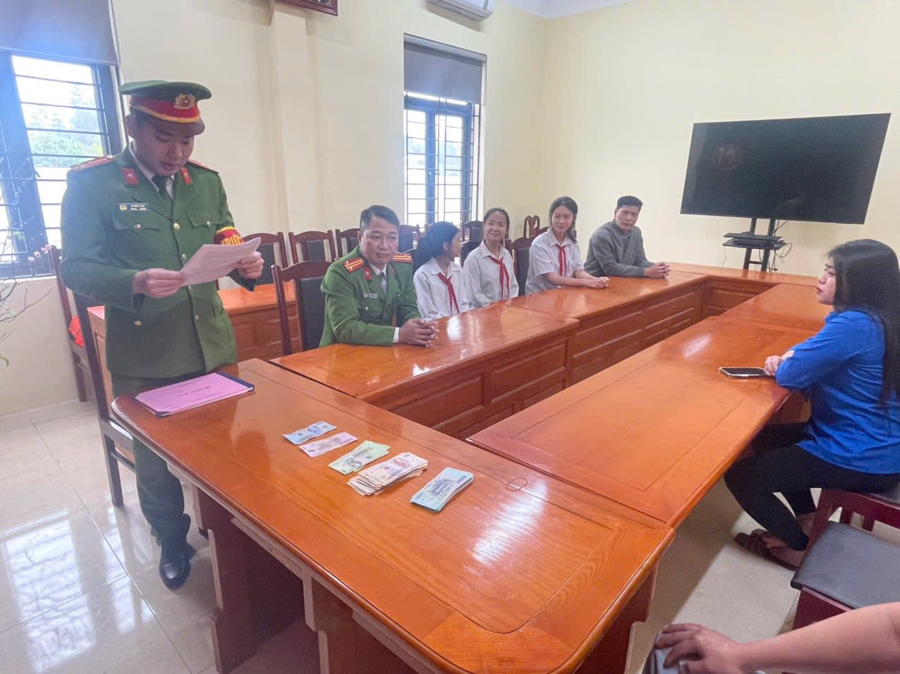 Hành động bất ngờ của 3 nữ sinh khi nhặt được số tiền lớn- Ảnh 1.