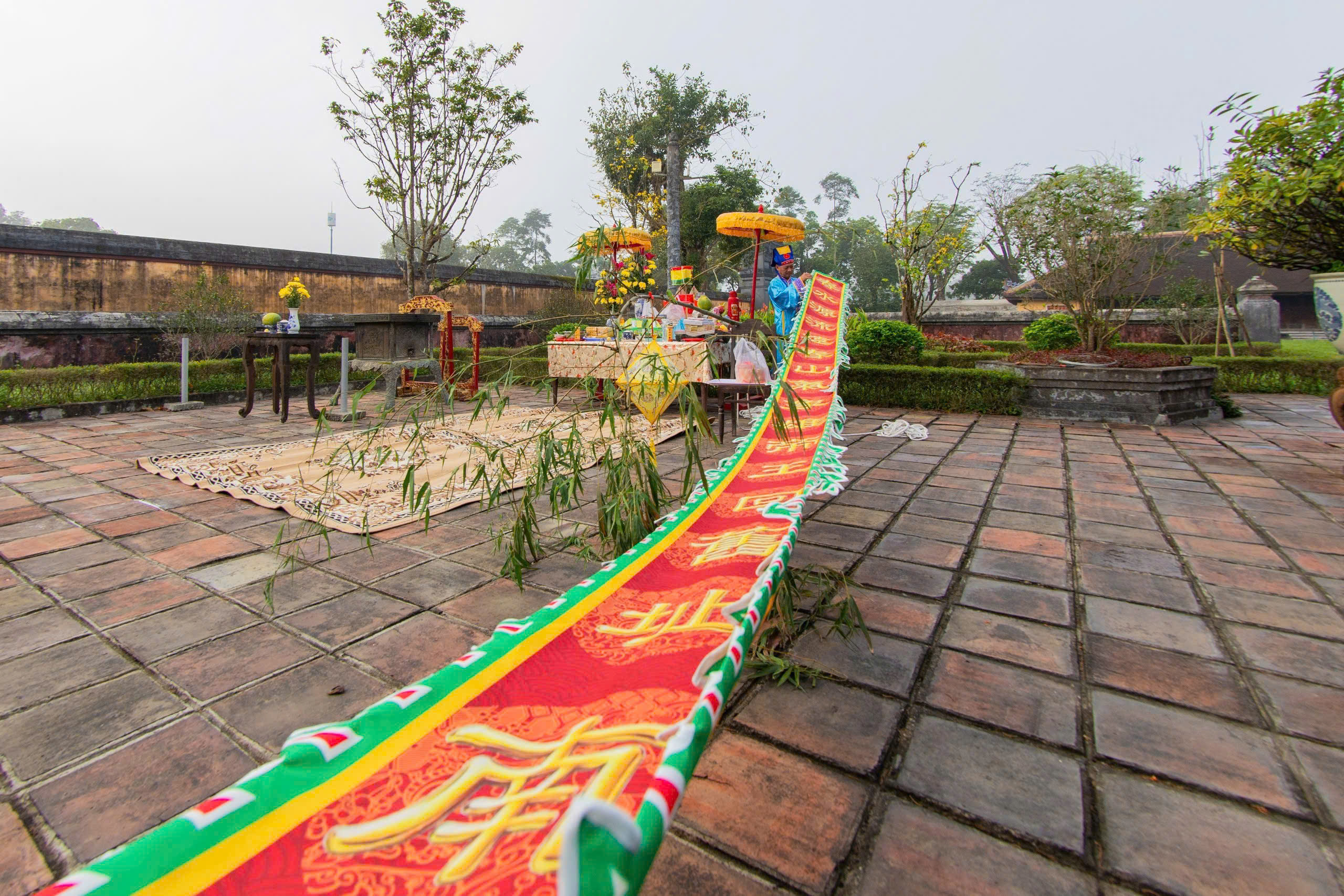 Hoàng cung Huế dựng nêu đón Tết Nguyên đán Bính Ngọ - Ảnh 3.