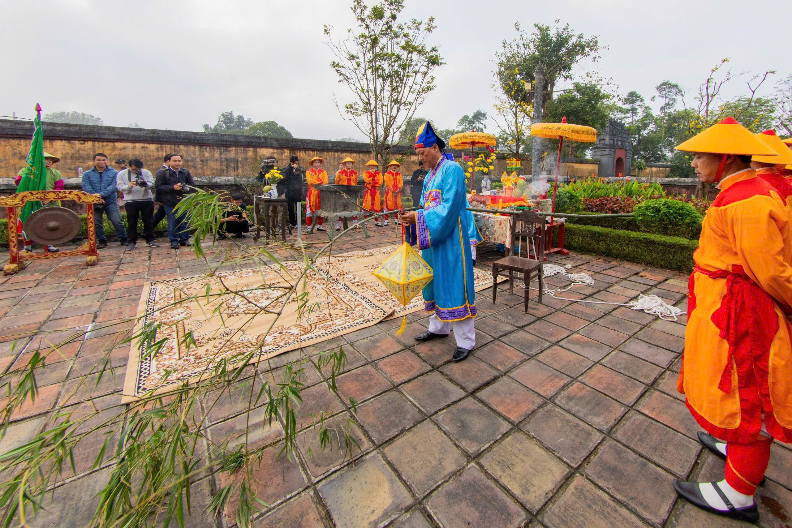 Hoàng cung Huế dựng nêu đón Tết Nguyên đán Bính Ngọ - Ảnh 2.