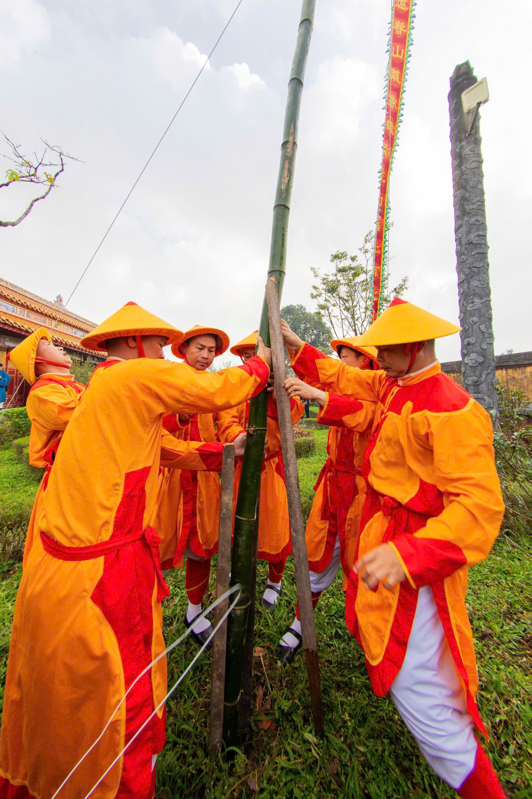 Hoàng cung Huế dựng nêu đón Tết Nguyên đán Bính Ngọ - Ảnh 4.