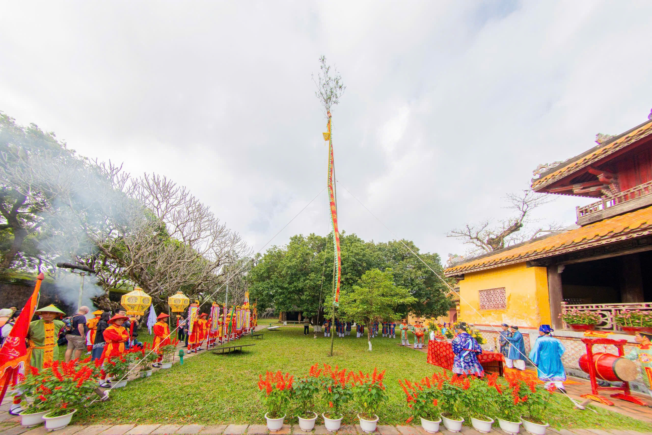 Hoàng cung Huế dựng nêu đón Tết Nguyên đán Bính Ngọ - Ảnh 5.