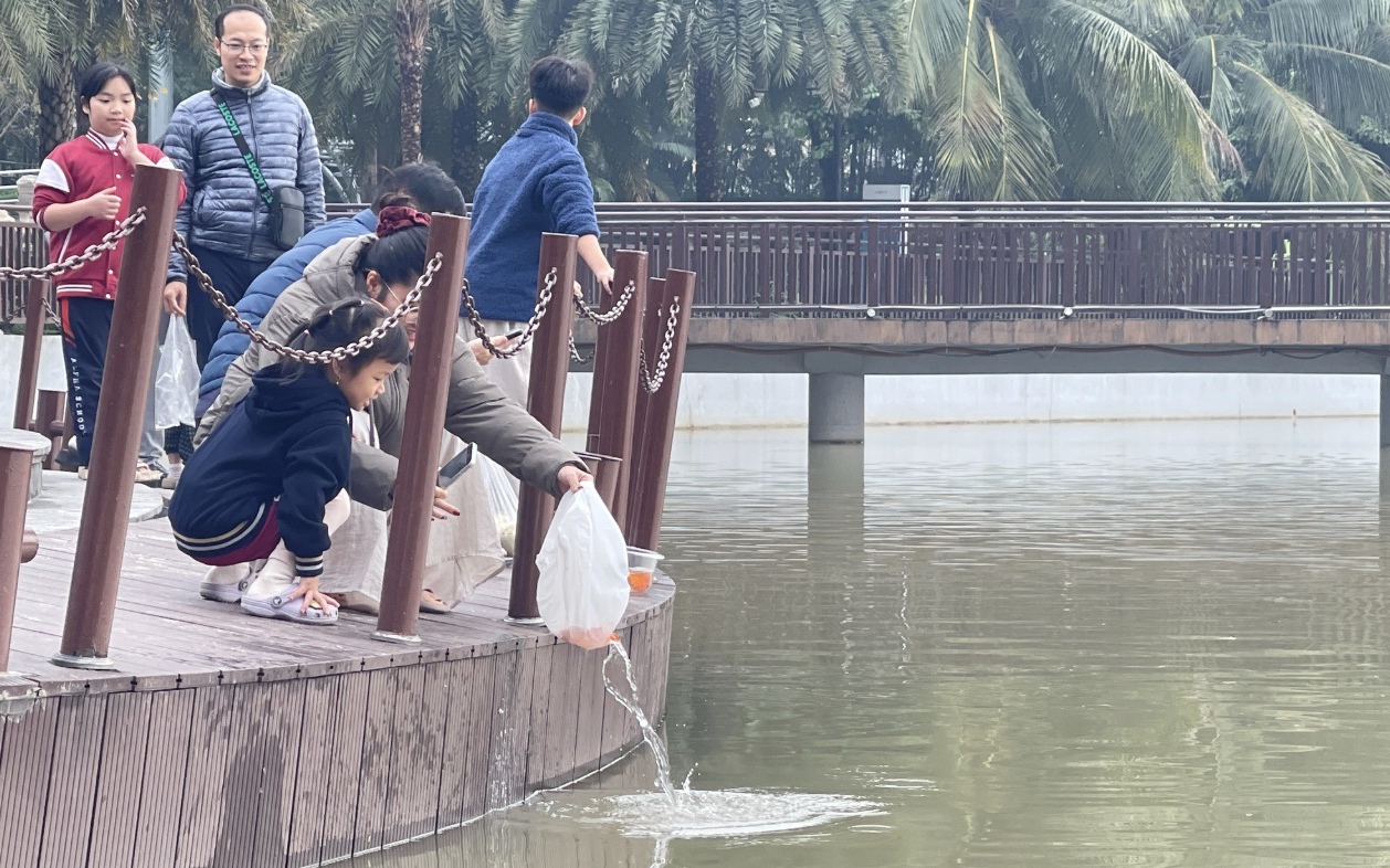Người TPHCM thuê ghe ra giữa sông để thả cá, tiễn ông Công, ông Táo- Ảnh 12.