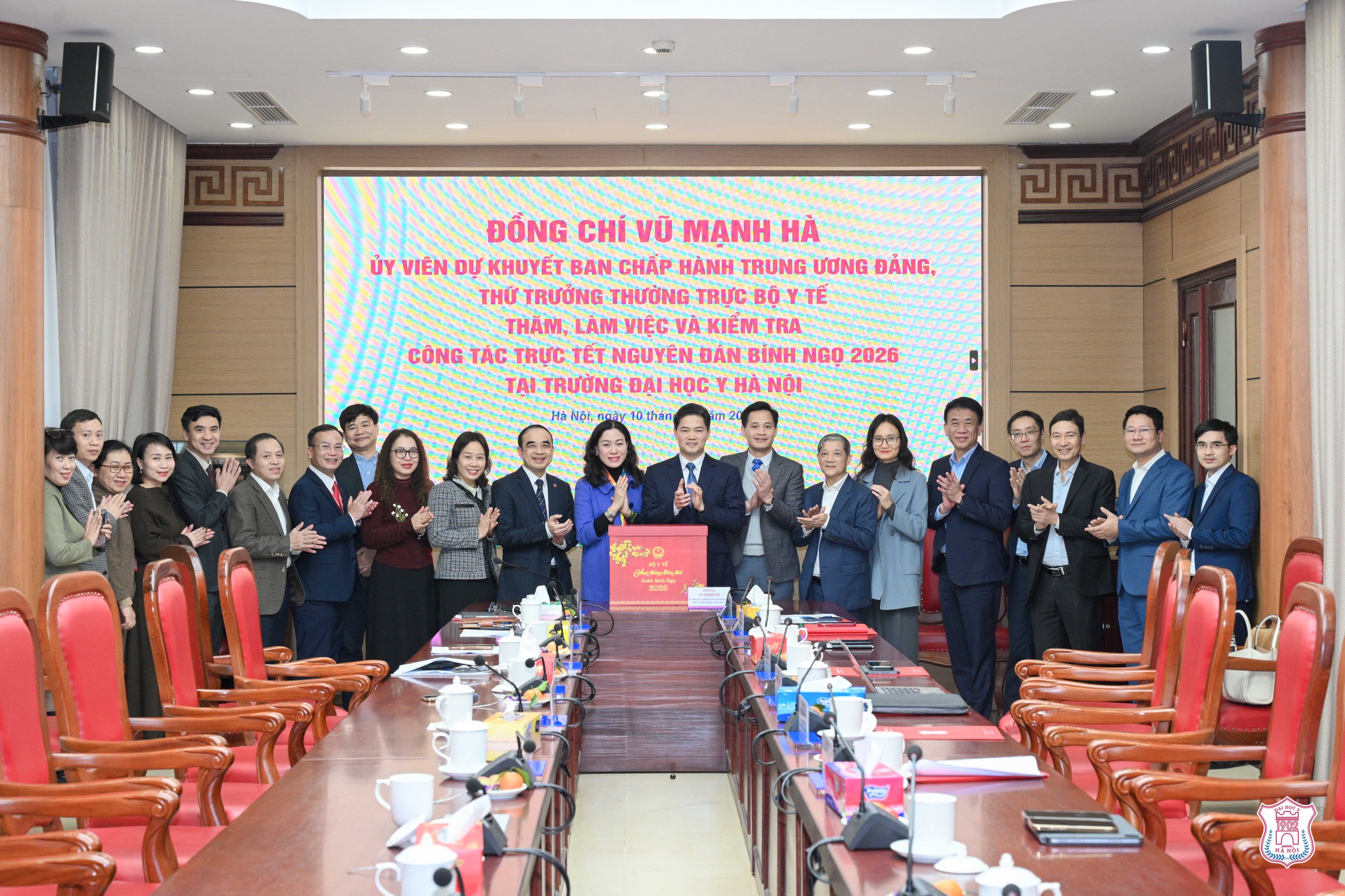 Thứ trưởng Thường trực Bộ Y tế Vũ Mạnh Hà thăm, chúc Tết Trường và Bệnh viện Đại học Y Hà Nội- Ảnh 4.