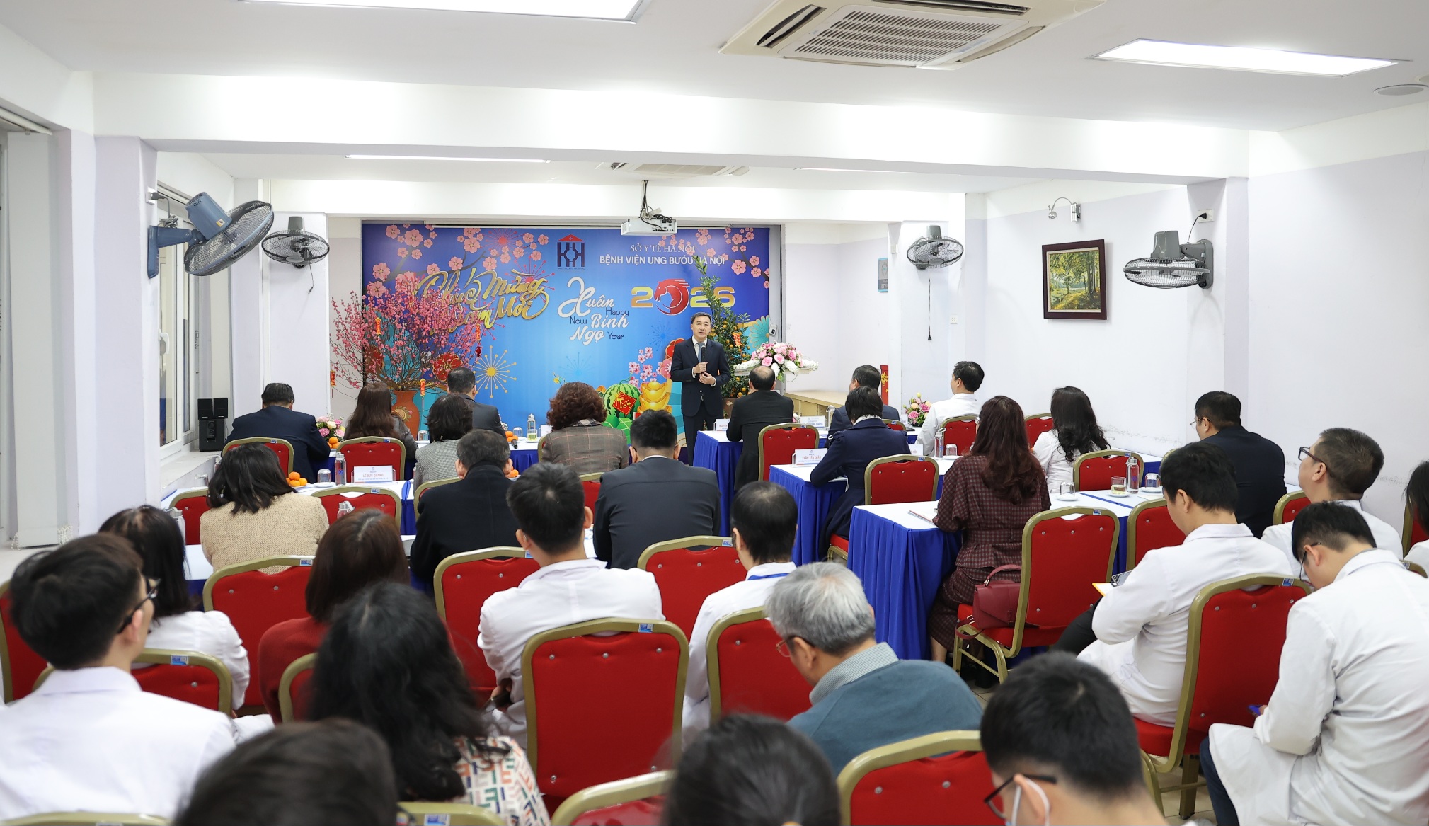 Thứ trưởng Trần Văn Thuấn thăm, kiểm tra công tác y tế dịp Tết Bính Ngọ tại 3 bệnh viện của Hà Nội- Ảnh 6.