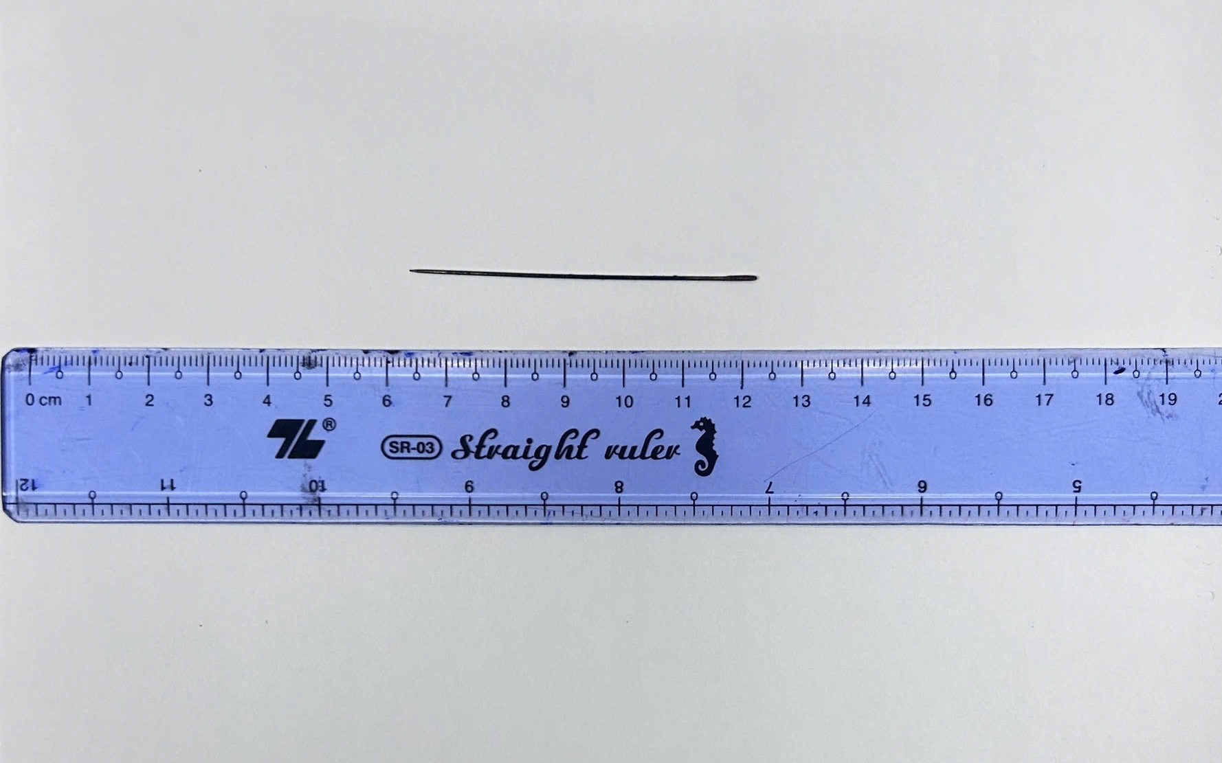 Chai nhựa dài 20cm mắc sâu trong trực tràng sau hành động tự xử của người đàn ông- Ảnh 2.