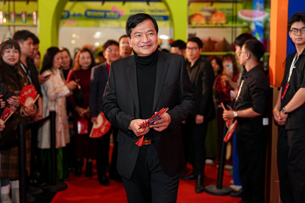 NSND Thu Hà và dàn sao Việt nô nức đi xem phim Tết của Xuân Hinh- Ảnh 4.