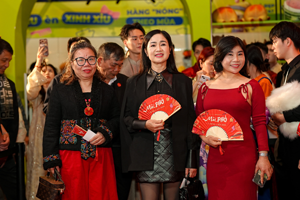 NSND Thu Hà và dàn sao Việt nô nức đi xem phim Tết của Xuân Hinh- Ảnh 1.