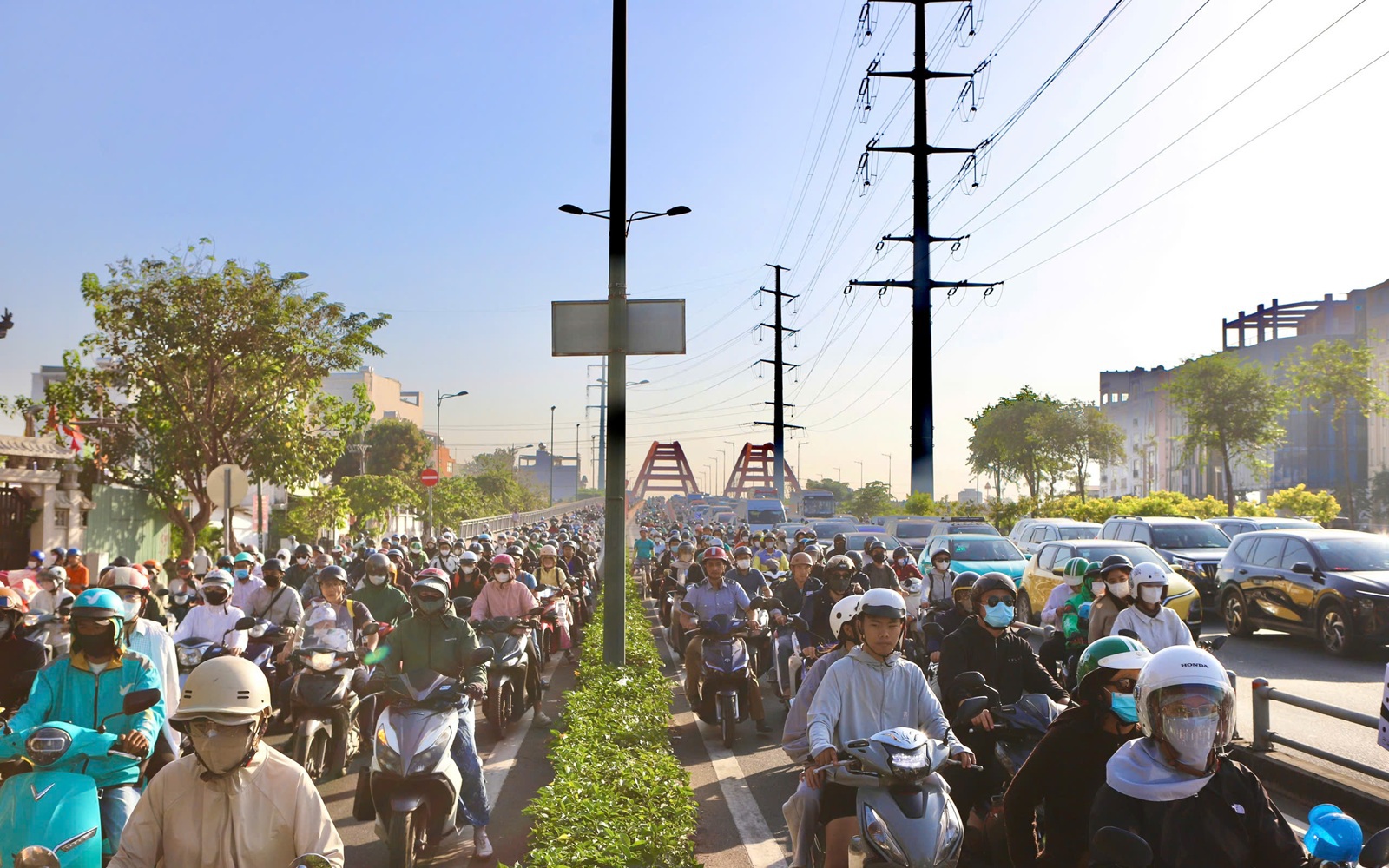 Cận Tết, các tuyến đường TPHCM kẹt cứng, người dân chật vật di chuyển