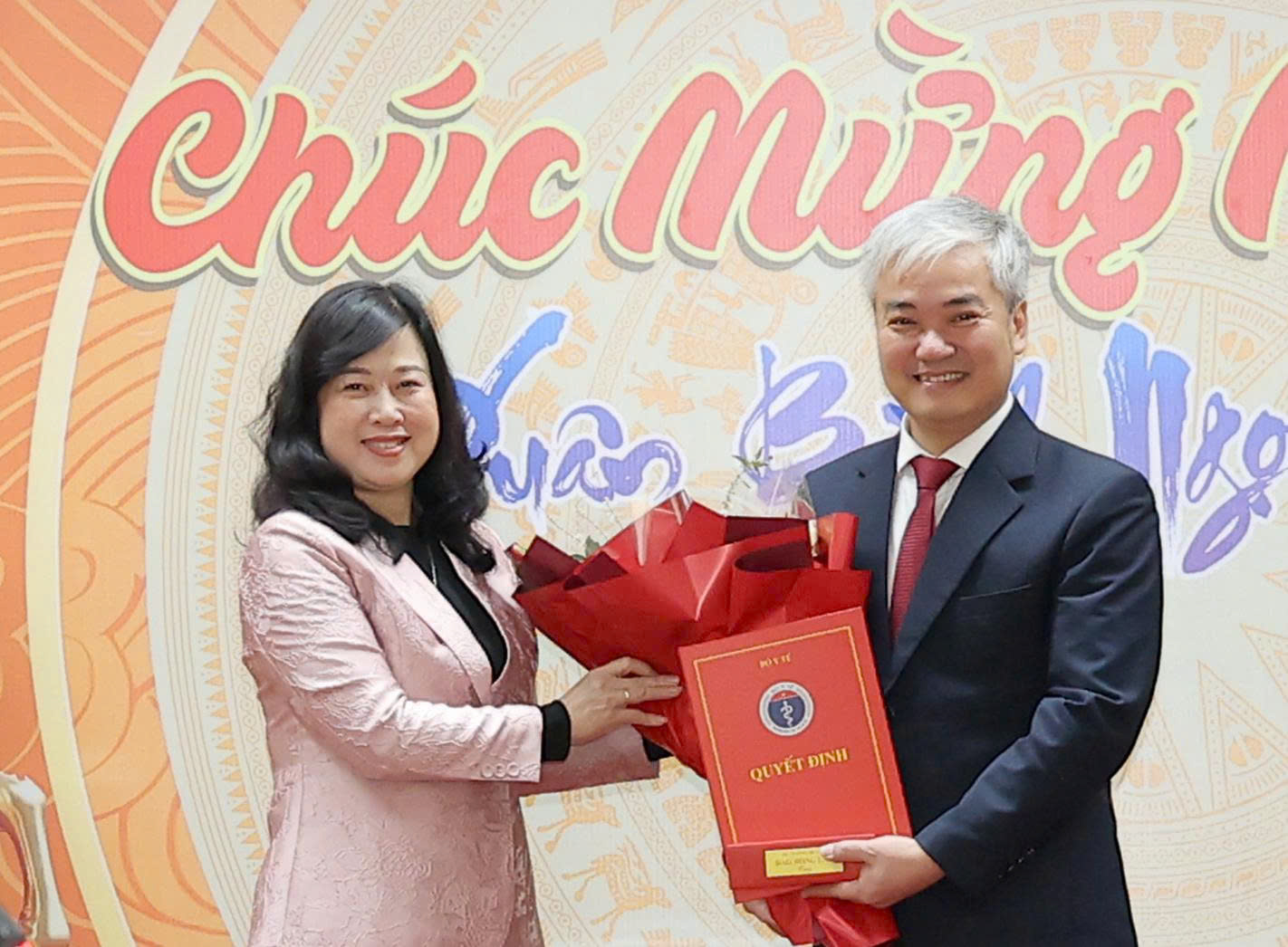 Bộ trưởng Đào Hồng Lan trao quyết định bổ nhiệm lại Tổng Biên tập Báo Sức khoẻ và Đời sống, bổ nhiệm lãnh đạo Vụ Pháp chế, Hội đồng Y khoa Quốc gia- Ảnh 1.