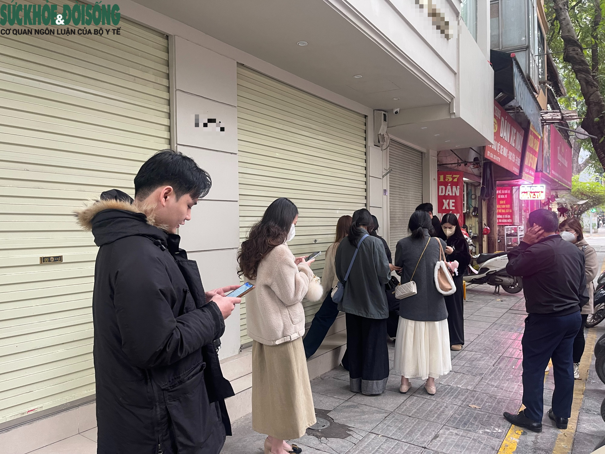 Người Hà Nội xếp hàng từ sáng 'săn' đồ mới ngày cận Tết- Ảnh 1.