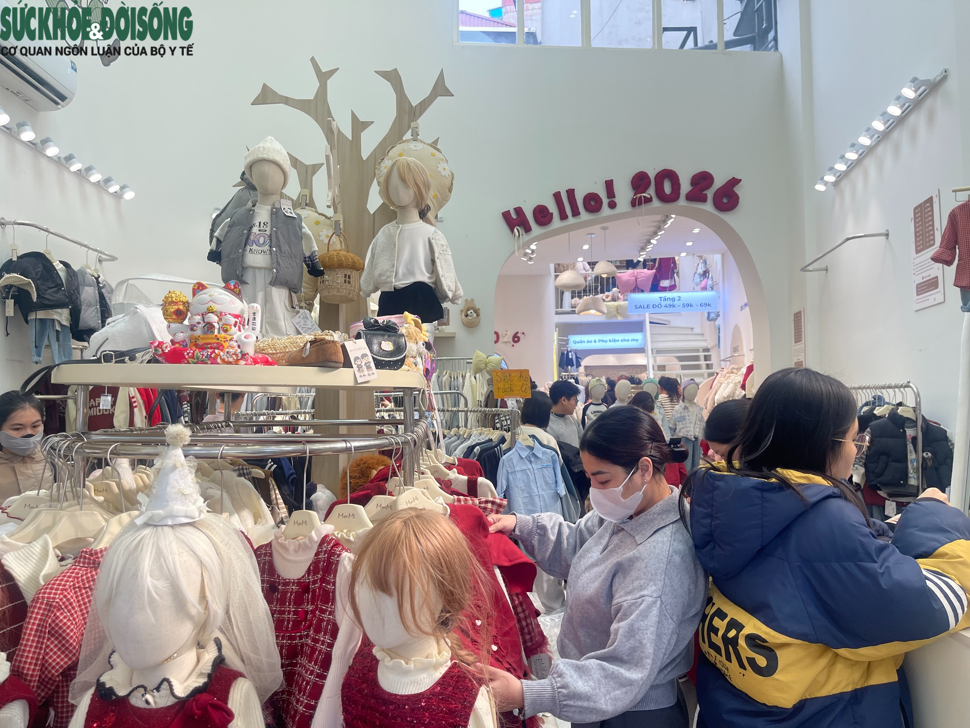 Người Hà Nội xếp hàng từ sáng 'săn' đồ mới ngày cận Tết- Ảnh 3.