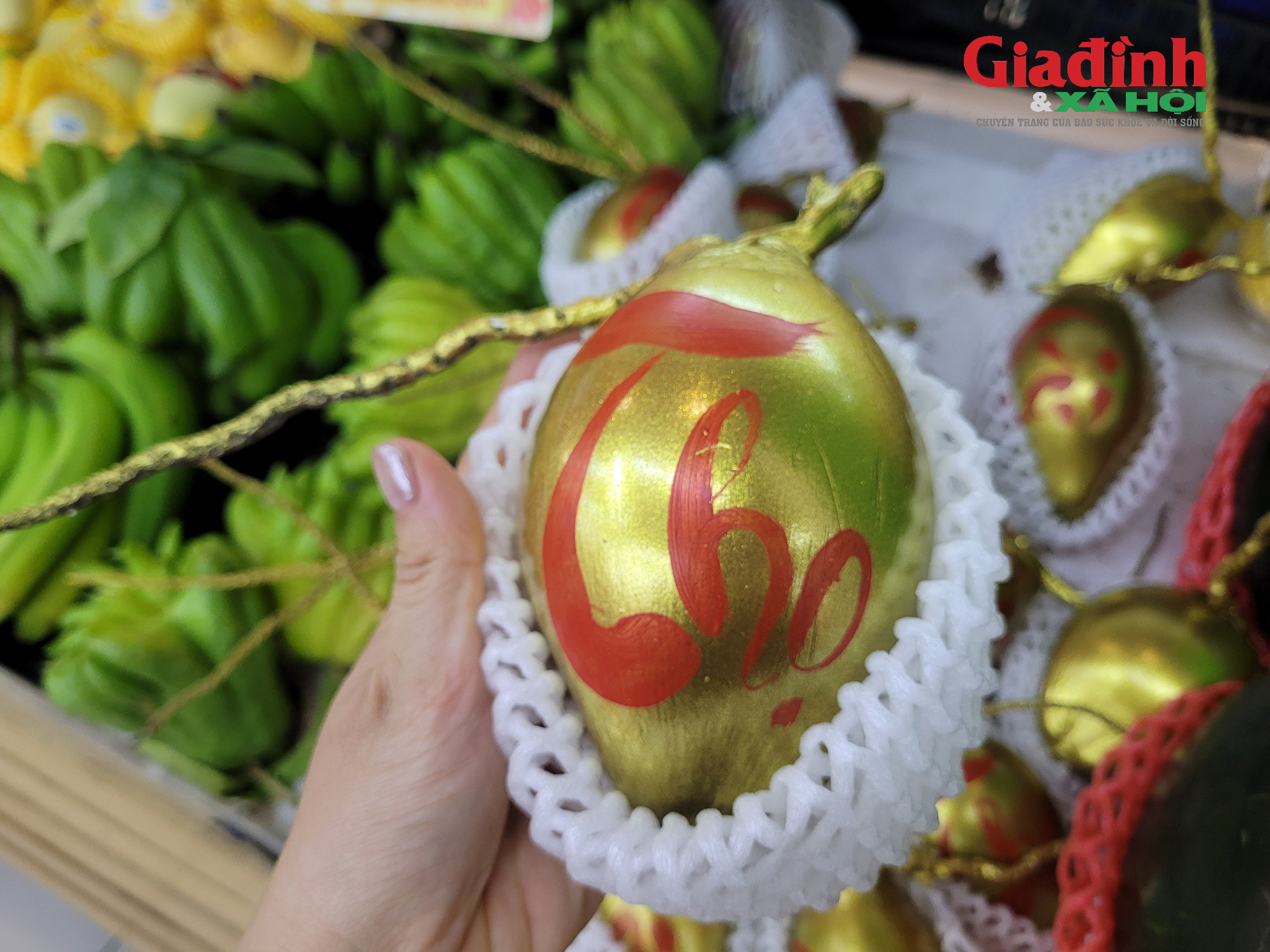 Loại quả dát vàng chỉ bán ngày Tết vì quan niệm mang 'lộc', 'tài', giá đắt đỏ vẫn 'cháy' hàng- Ảnh 3.