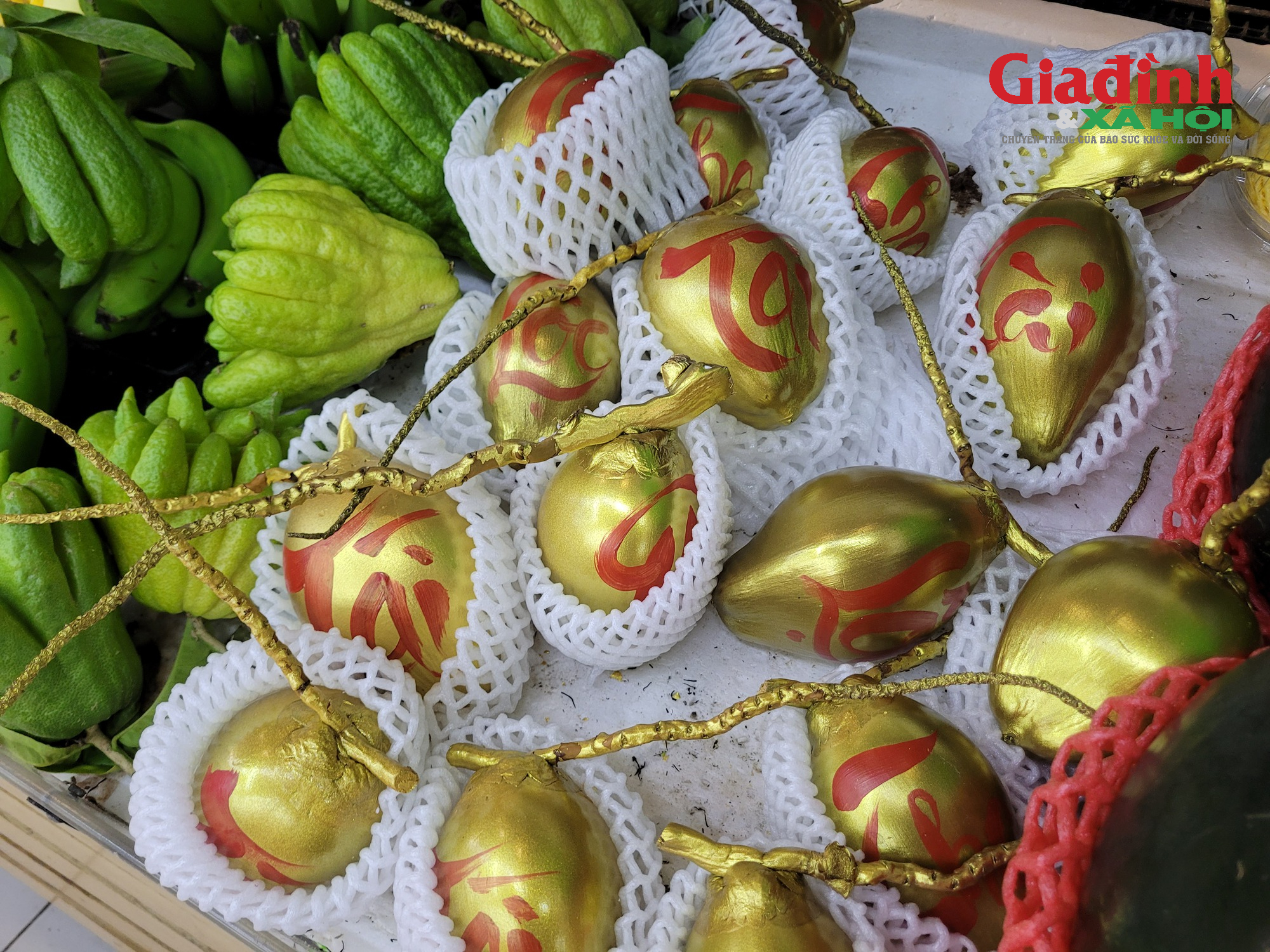 Loại quả dát vàng chỉ bán ngày Tết vì quan niệm mang 'lộc', 'tài', giá đắt đỏ vẫn 'cháy' hàng- Ảnh 1.