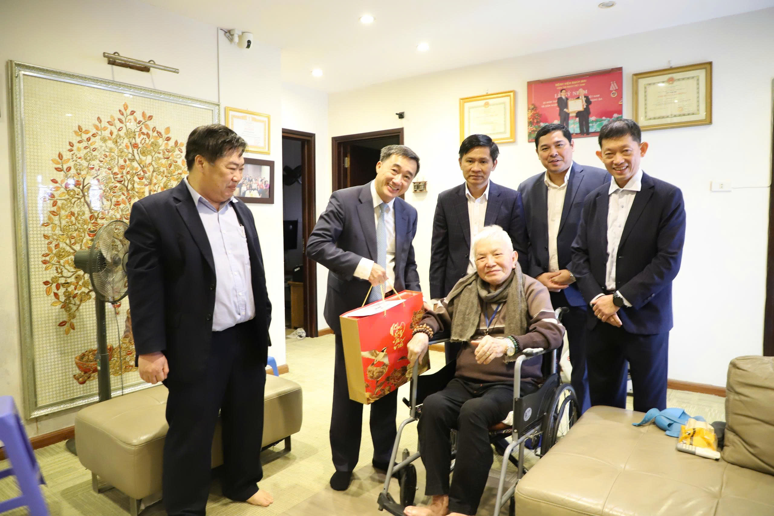 Thứ trưởng Bộ Y tế Trần Văn Thuấn thăm, chúc Tết gia đình nhiều Giáo sư đầu ngành- Ảnh 3.