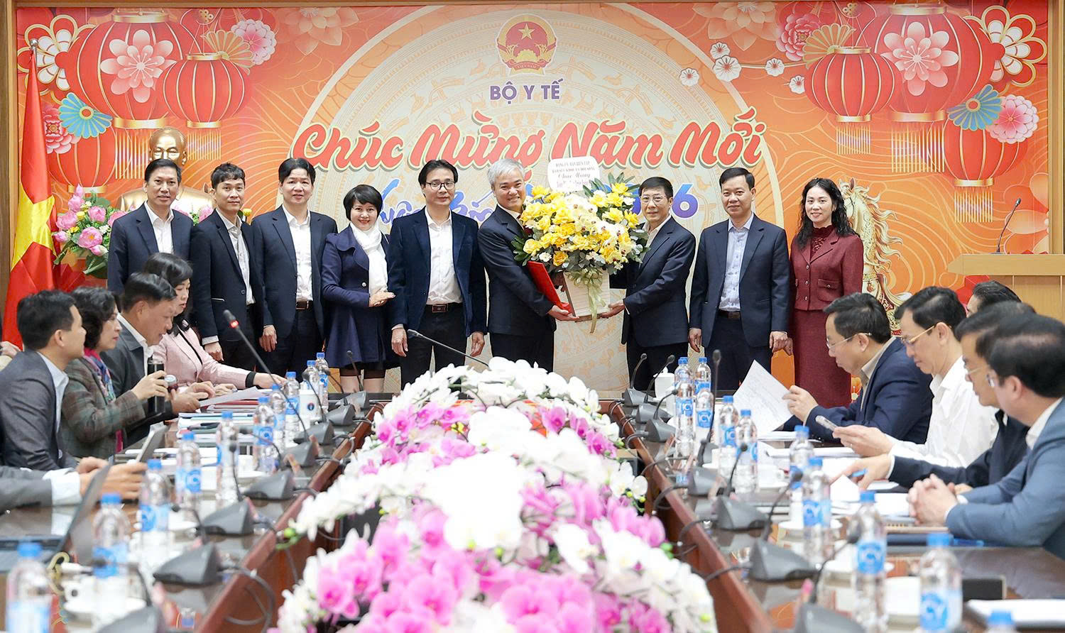 Bộ trưởng Đào Hồng Lan trao quyết định bổ nhiệm lại Tổng Biên tập Báo Sức khoẻ và Đời sống, bổ nhiệm lãnh đạo Vụ Pháp chế, Hội đồng Y khoa Quốc gia- Ảnh 7.