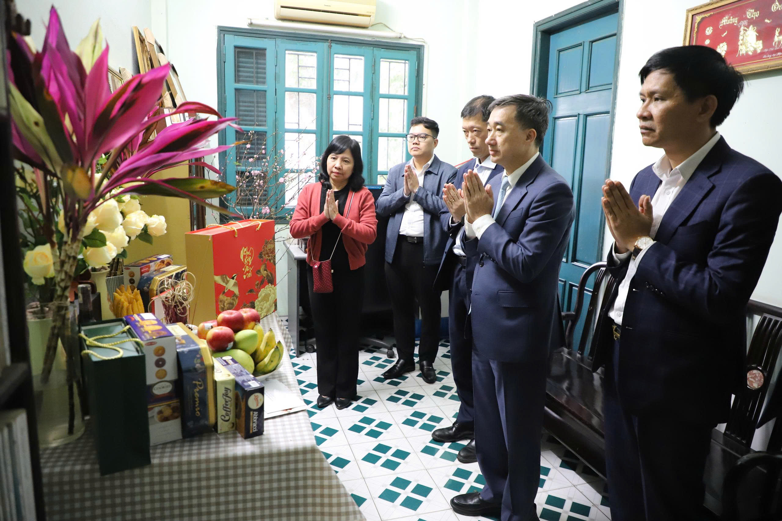 Thứ trưởng Bộ Y tế Trần Văn Thuấn thăm, chúc Tết gia đình nhiều Giáo sư đầu ngành- Ảnh 2.