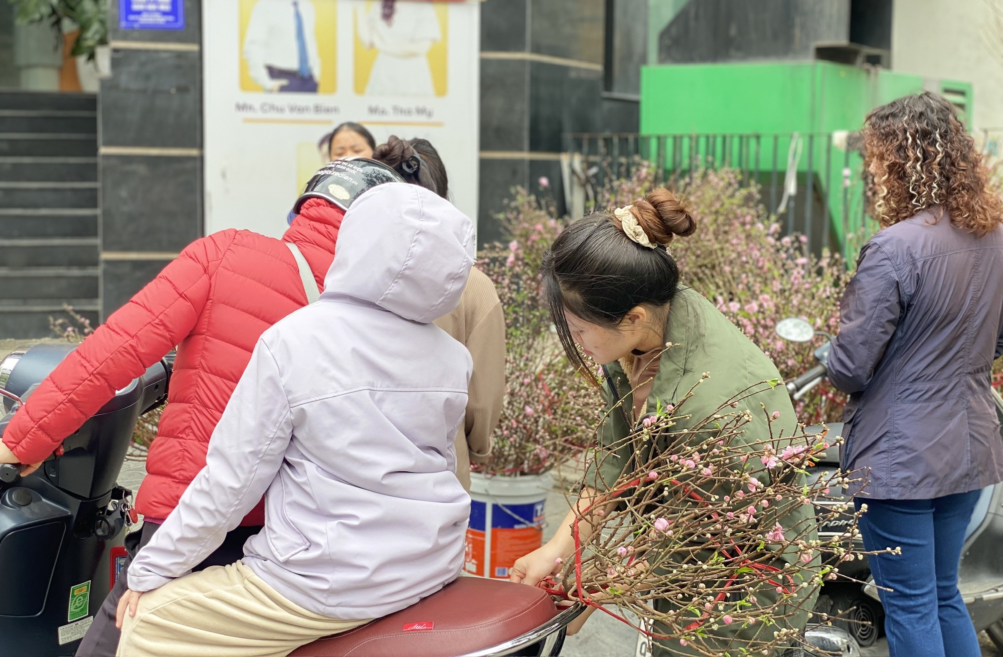 Đào mini giá vài chục nghìn đồng/cành hút khách chơi dịp Tết 2026- Ảnh 2.