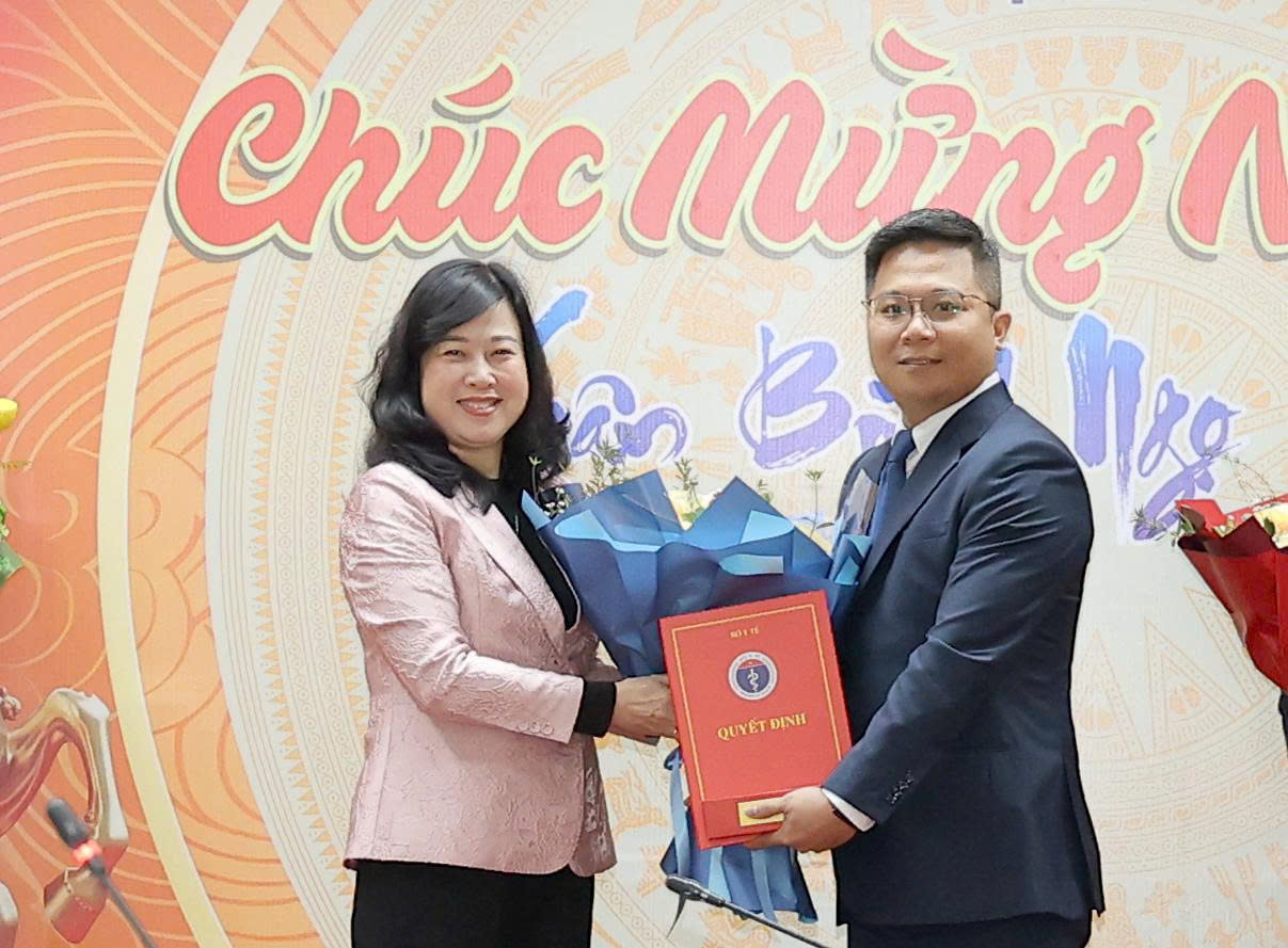 Bộ trưởng Đào Hồng Lan trao quyết định bổ nhiệm lại Tổng Biên tập Báo Sức khoẻ và Đời sống, bổ nhiệm lãnh đạo Vụ Pháp chế, Hội đồng Y khoa Quốc gia- Ảnh 2.