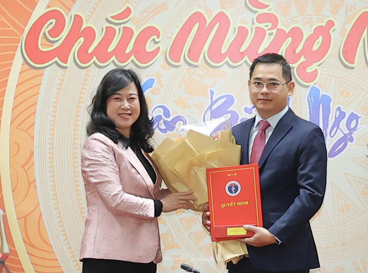 Bộ trưởng Đào Hồng Lan trao quyết định bổ nhiệm lại Tổng Biên tập Báo Sức khoẻ và Đời sống, bổ nhiệm lãnh đạo Vụ Pháp chế, Hội đồng Y khoa Quốc gia- Ảnh 3.