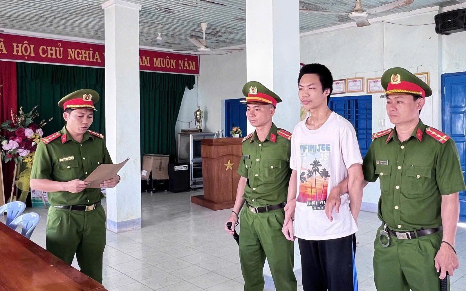 Bắt giữ tài xế xe tải gây tai nạn khiến ô tô con văng xuống suối, 3 người bị thương- Ảnh 3.