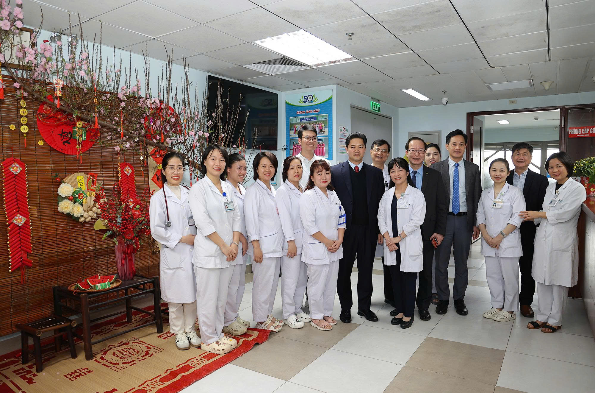 Thứ trưởng Thường trực Vũ Mạnh Hà thăm, chúc Tết, kiểm tra công tác khám chữa bệnh tại Bệnh viện Nhi và Mắt TW- Ảnh 4.