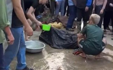 Ba thanh niên bị điện giật khi dựng cây nêu