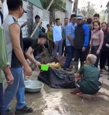 Ba thanh niên bị điện giật khi dựng cây nêu- Ảnh 1.