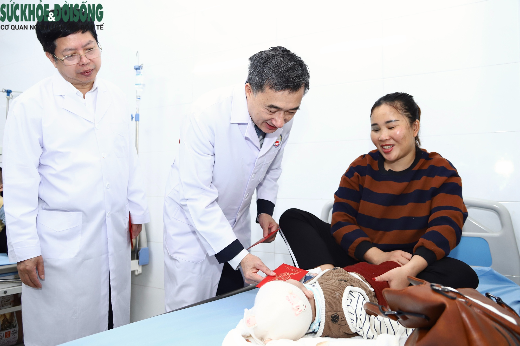 Thứ trưởng Bộ Y tế Trần Văn Thuấn thăm, chúc Tết và kiểm tra công tác trực Tết tại BVĐK Từ Sơn- Ảnh 5.