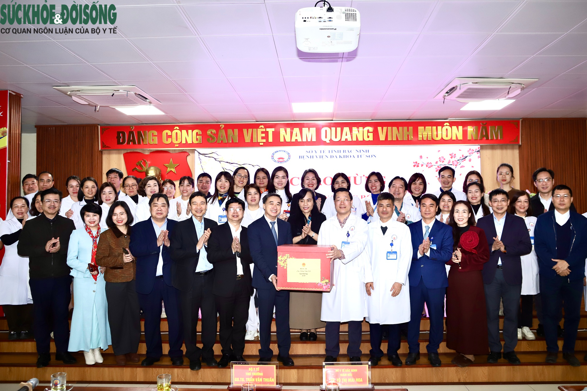 Thứ trưởng Bộ Y tế Trần Văn Thuấn thăm, chúc Tết và kiểm tra công tác trực Tết tại BVĐK Từ Sơn- Ảnh 6.