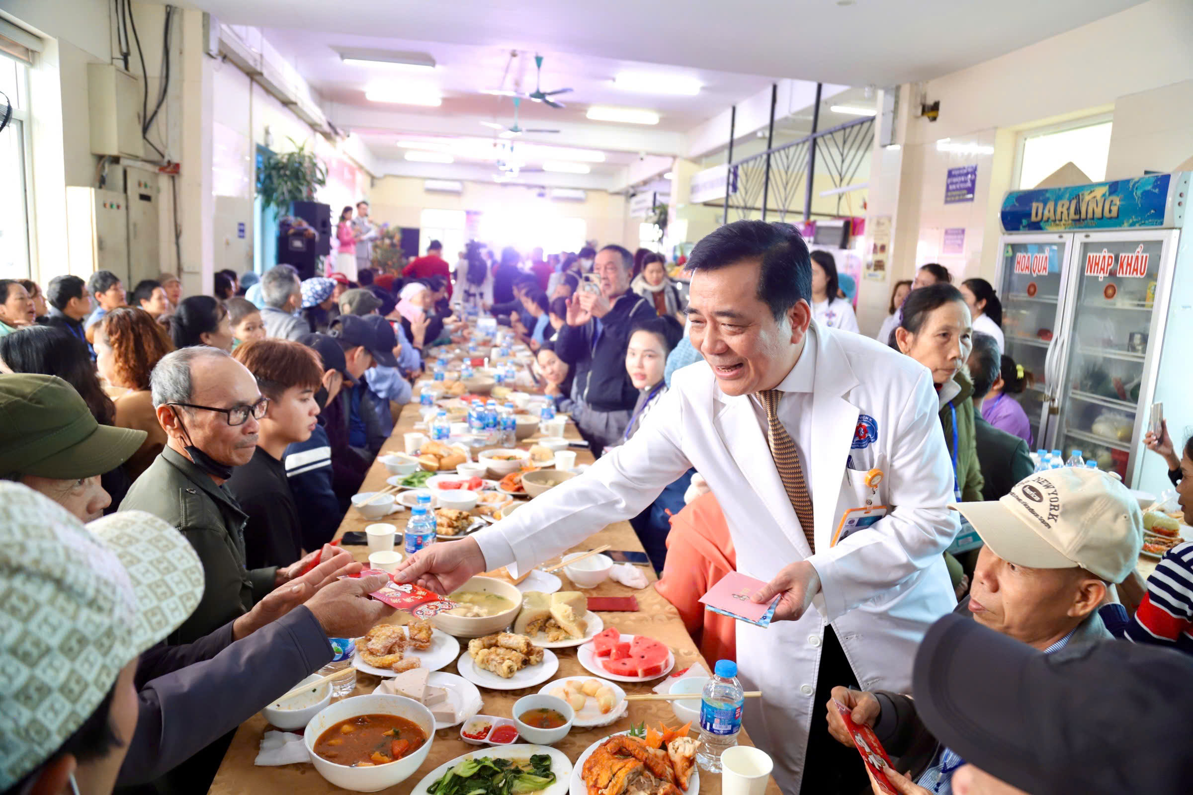 Chuyến xe yêu thương - món quà đặc biệt tặng người bệnh ung thư về quê đón Tết- Ảnh 4.