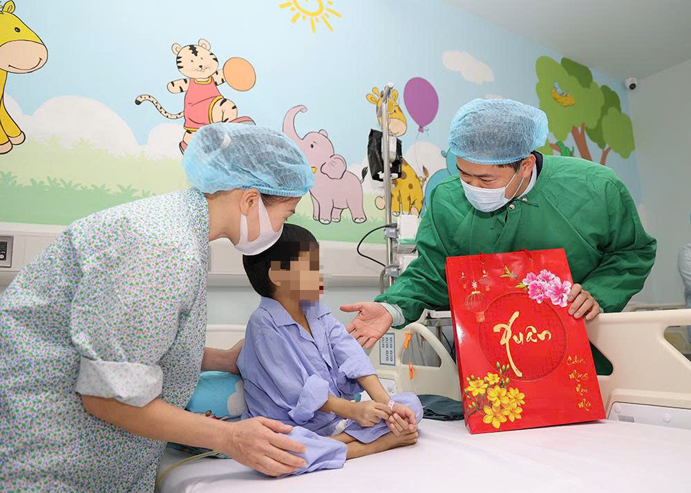 Thứ trưởng Thường trực Vũ Mạnh Hà thăm, chúc Tết, kiểm tra công tác khám chữa bệnh tại Bệnh viện Nhi và Mắt TW- Ảnh 1.