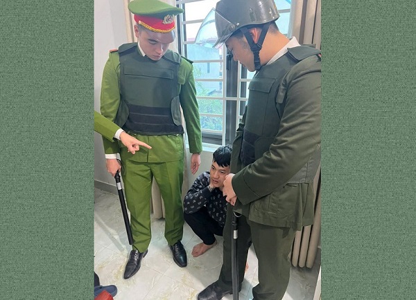 Uống rượu xong, thanh niên cầm dao đột nhập vào trụ sở công an chửi bới, xúc phạm cán bộ- Ảnh 2.