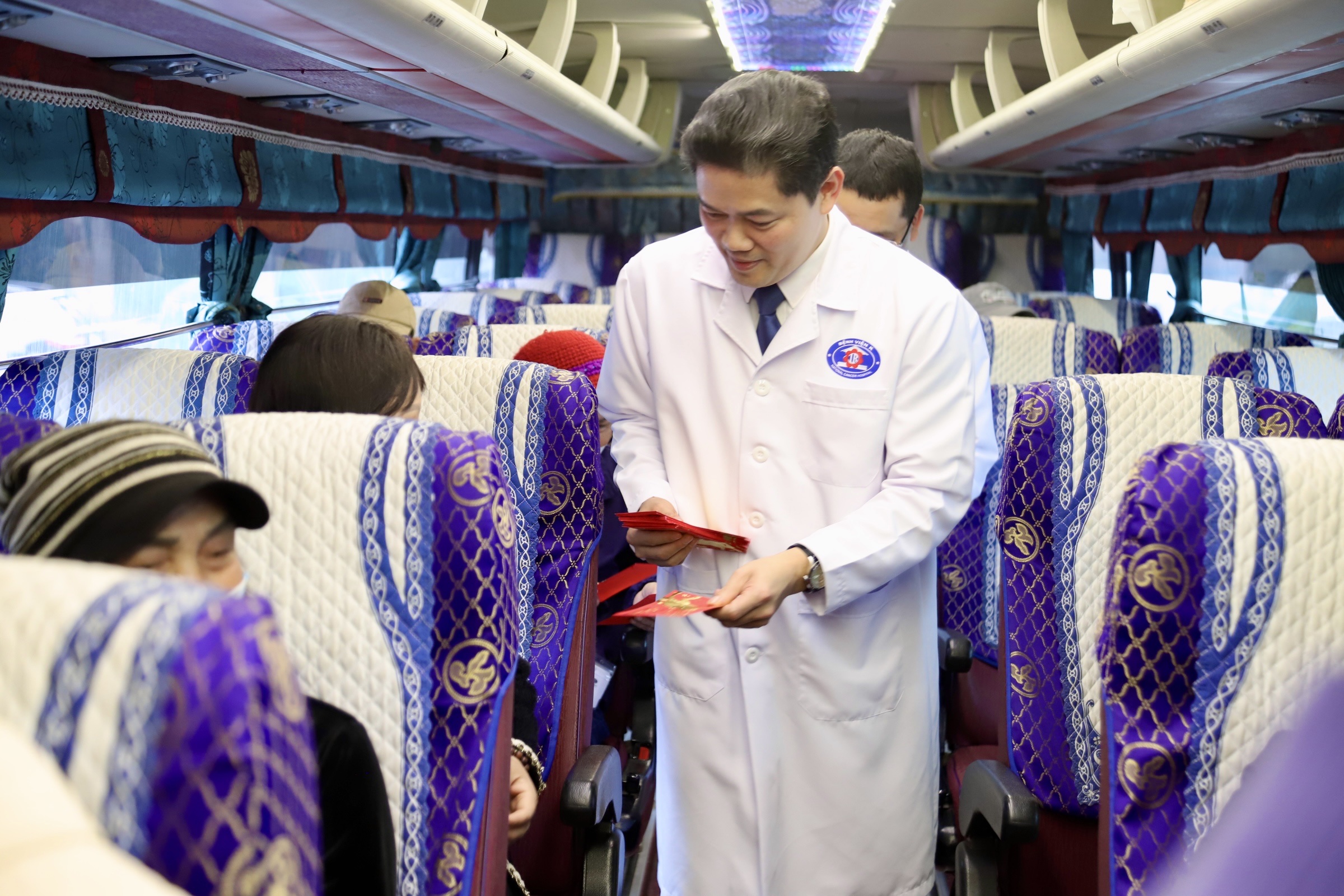 Chuyến xe yêu thương - món quà đặc biệt tặng người bệnh ung thư về quê đón Tết- Ảnh 7.