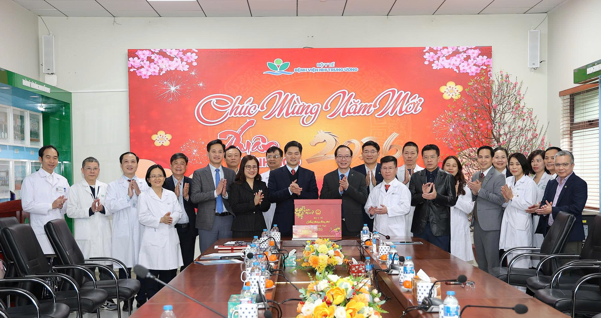 Thứ trưởng Thường trực Vũ Mạnh Hà thăm, chúc Tết, kiểm tra công tác khám chữa bệnh tại Bệnh viện Nhi và Mắt TW- Ảnh 6.