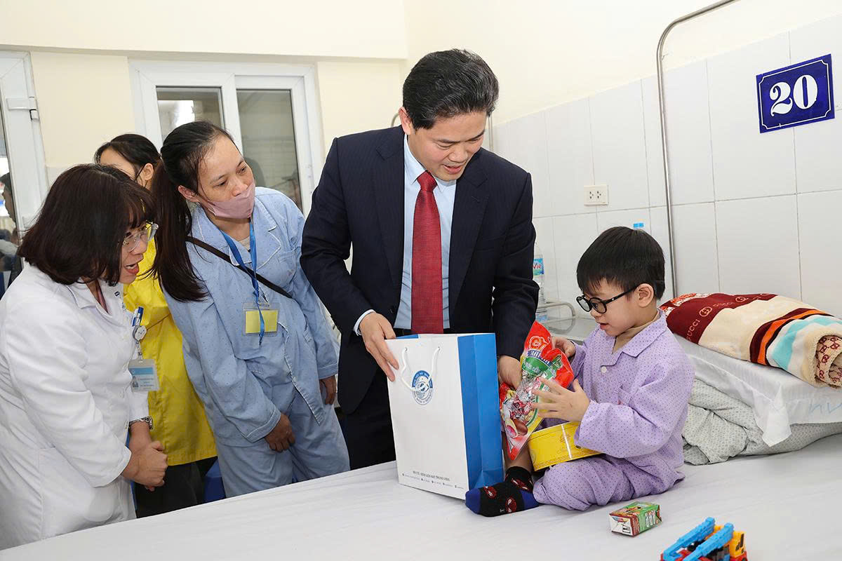 Thứ trưởng Thường trực Vũ Mạnh Hà thăm, chúc Tết, kiểm tra công tác khám chữa bệnh tại Bệnh viện Nhi và Mắt TW- Ảnh 2.