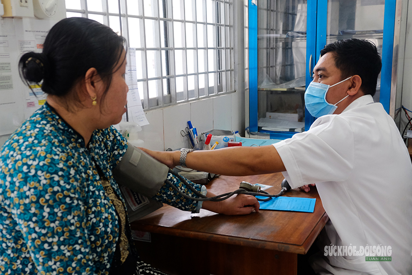 Thầy thuốc nơi đảo xa, ngày đêm vì sức khỏe nhân dân- Ảnh 1.