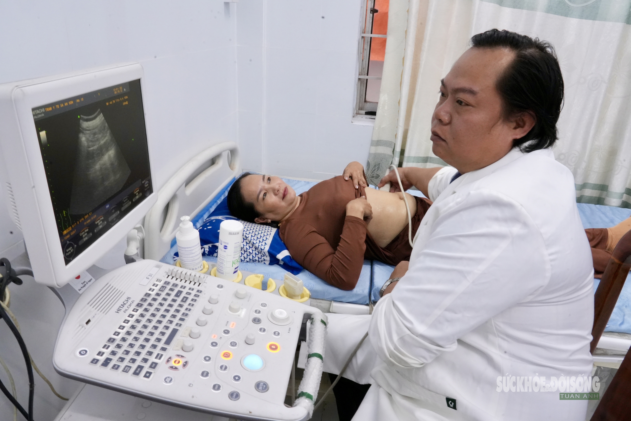 Thầy thuốc nơi đảo xa, ngày đêm vì sức khỏe nhân dân- Ảnh 4.