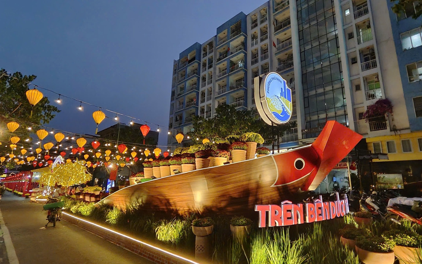 Người dân dậy sớm đi tảo mộ, mời tổ tiên về đón năm mới- Ảnh 11. Người dân dậy sớm đi tảo mộ, mời tổ tiên về đón năm mới- Ảnh 11.