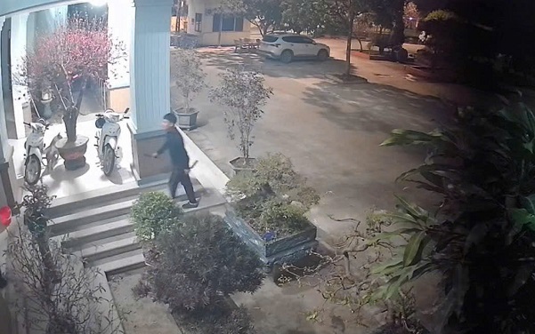 Uống rượu xong, thanh niên cầm dao đột nhập vào trụ sở công an chửi bới, xúc phạm cán bộ