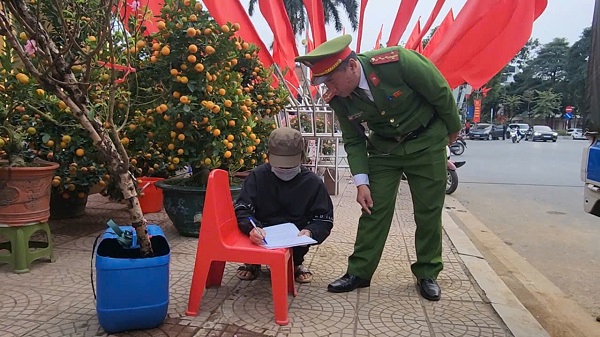 Chợ hoa Tết Tây Hồ: Đường phố thông thoáng, tiểu thương buôn bán trong trật tự- Ảnh 4. Chợ hoa Tết Tây Hồ: Đường phố thông thoáng, tiểu thương buôn bán trong trật tự- Ảnh 4.