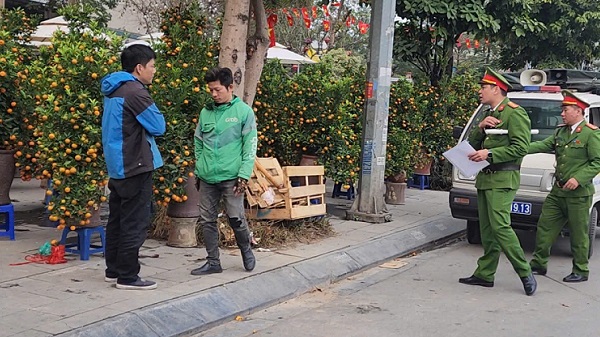 Chợ hoa Tết Tây Hồ: Đường phố thông thoáng, tiểu thương buôn bán trong trật tự- Ảnh 6. Chợ hoa Tết Tây Hồ: Đường phố thông thoáng, tiểu thương buôn bán trong trật tự- Ảnh 6.