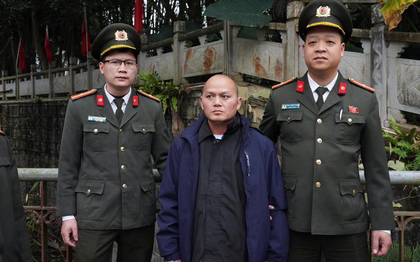 Tiếp nhận một đối tượng bị truy nã do lực lượng chức năng Trung Quốc trao trả