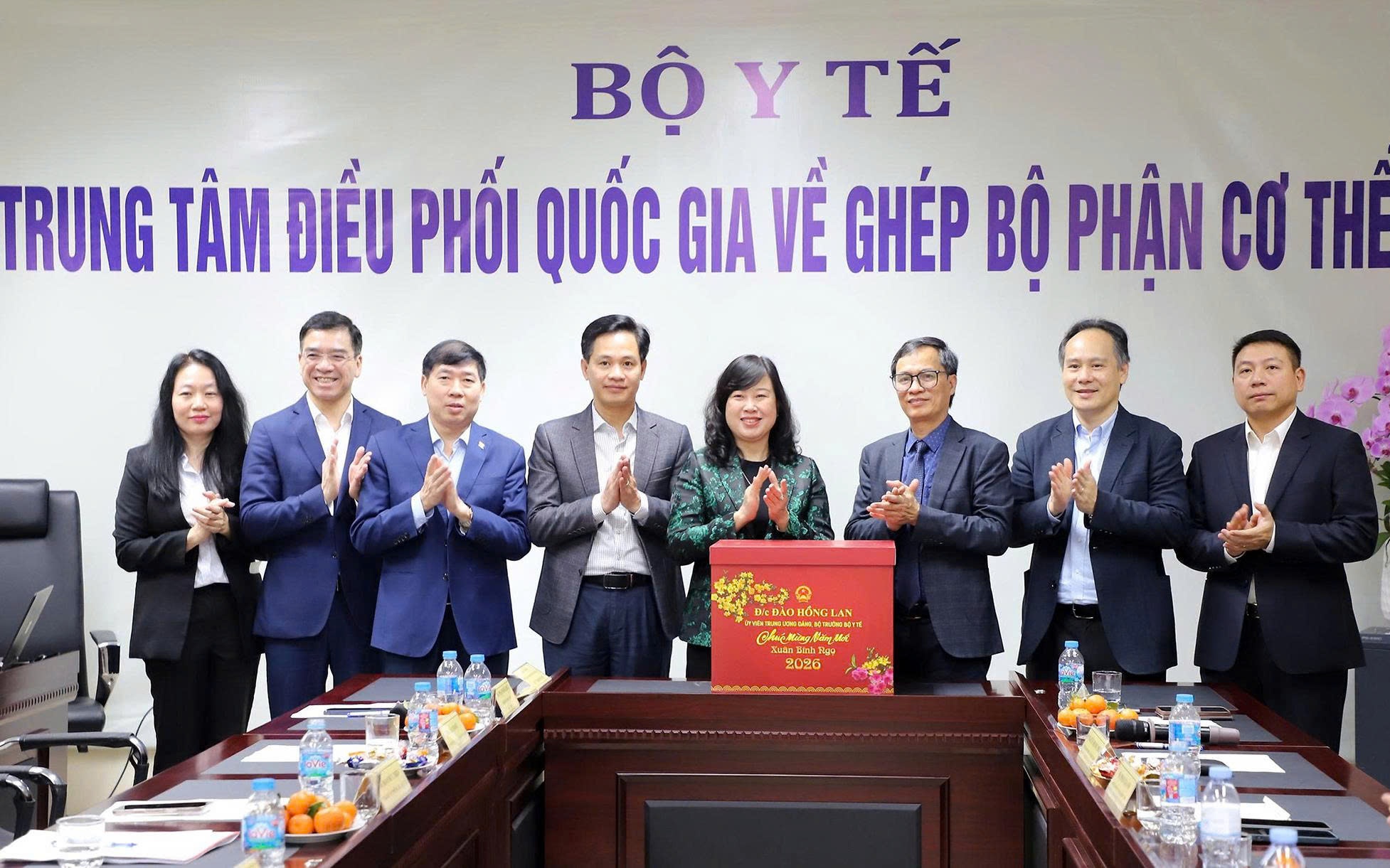 Bộ trưởng Bộ Y tế Đào Hồng Lan thăm, động viên y bác sĩ trực Tết, chúc mừng công dân nhí chào đời đêm Giao thừa- Ảnh 9.