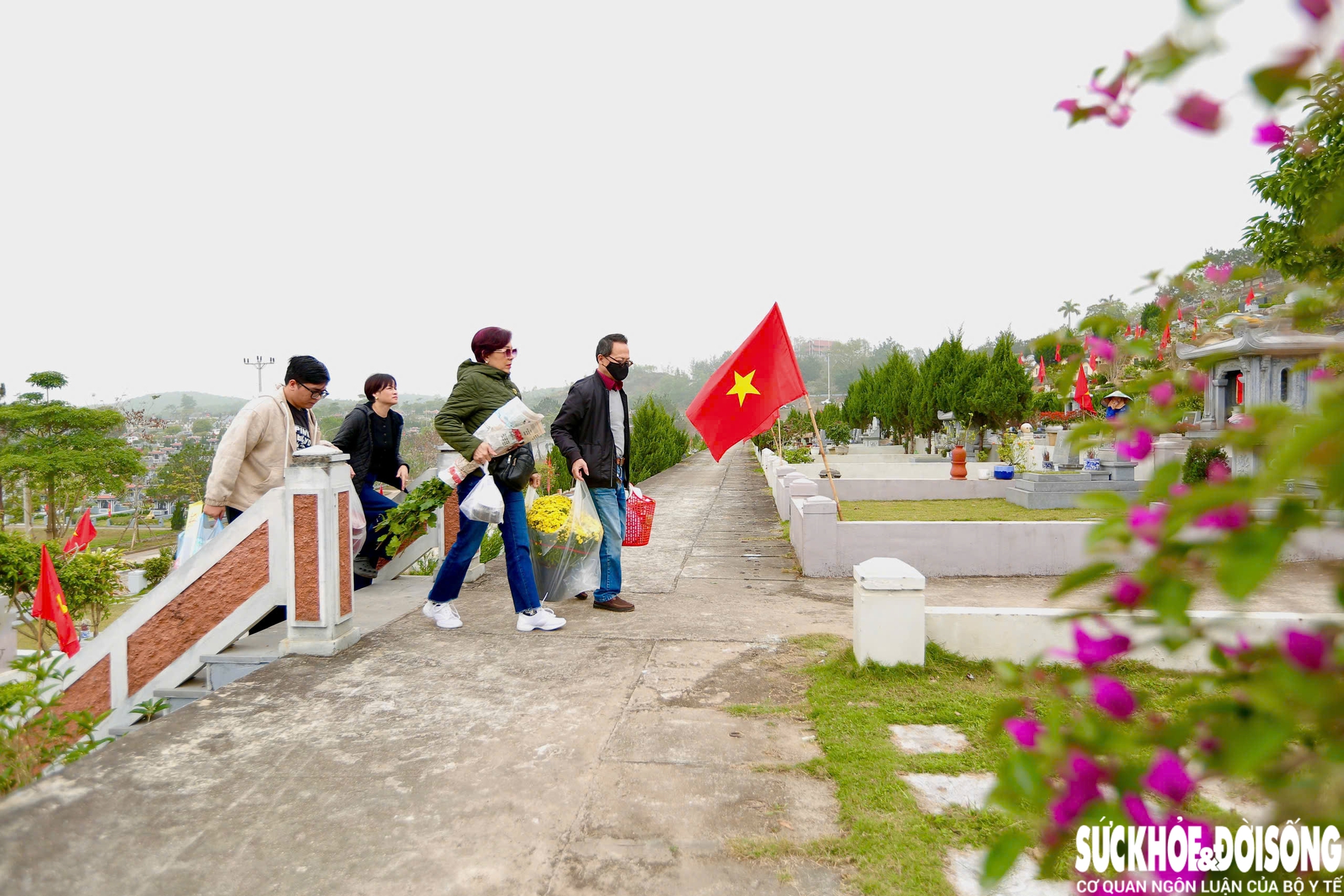 Người dân dậy sớm đi tảo mộ, mời tổ tiên về đón năm mới- Ảnh 1. Người dân dậy sớm đi tảo mộ, mời tổ tiên về đón năm mới- Ảnh 1.