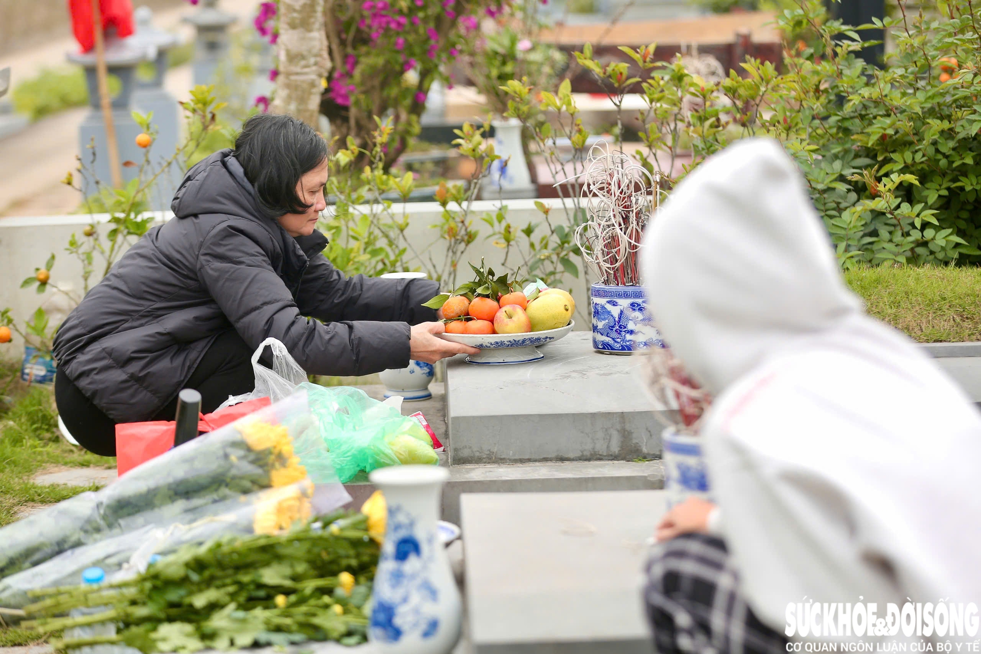Người dân dậy sớm đi tảo mộ, mời tổ tiên về đón năm mới- Ảnh 4. Người dân dậy sớm đi tảo mộ, mời tổ tiên về đón năm mới- Ảnh 4.